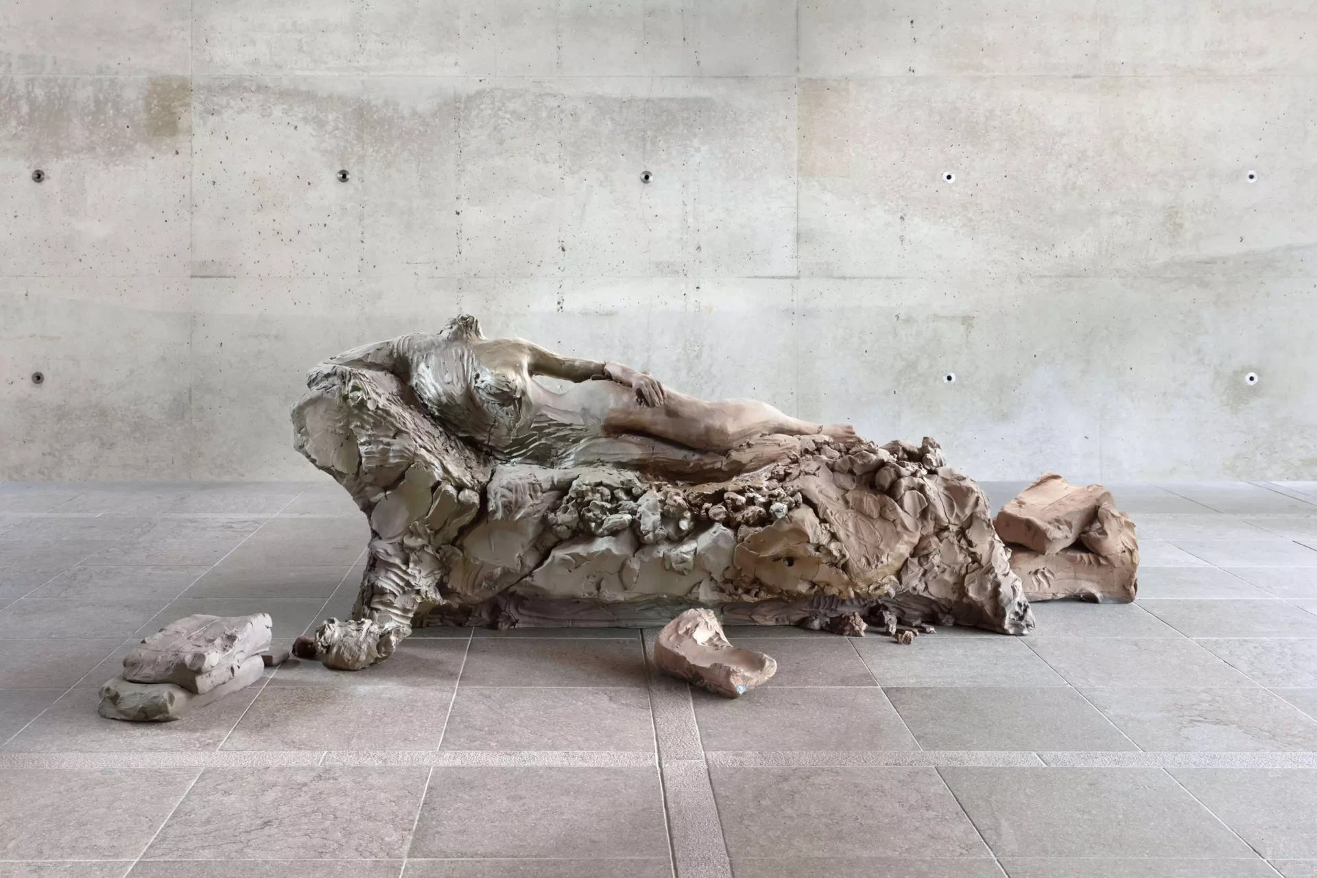 Zaaloverzicht Reclining Figures. Urs Fischer – 6, 2014. Brons, olieverf.