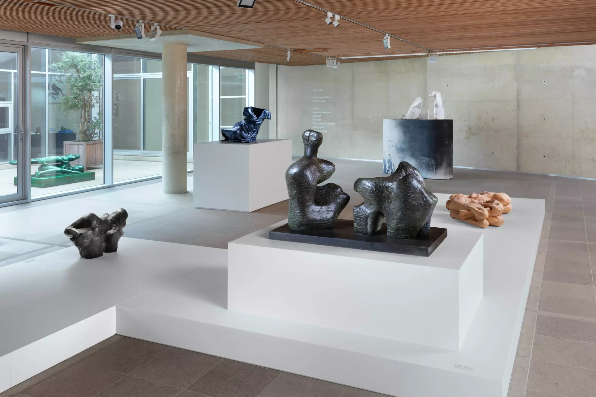 Zaaloverzicht Reclining Figures in museum Beelden aan Zee